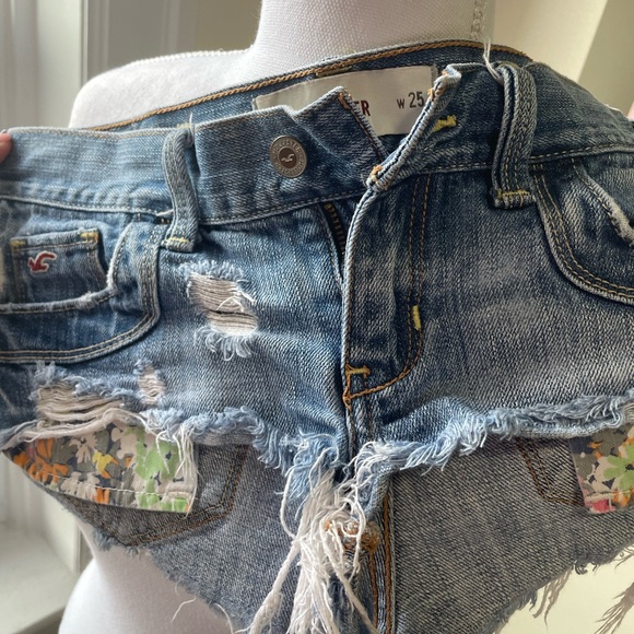 Hollister cut off Jean shorts - Picture 5 of 8